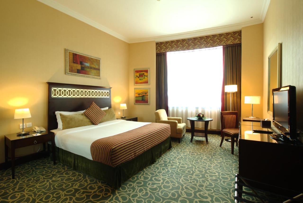 Concorde Hotel Ель-Фуджайра Екстер'єр фото A room at the hotel