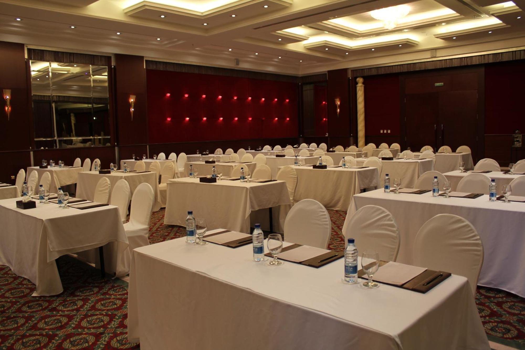 Concorde Hotel Ель-Фуджайра Екстер'єр фото A meeting room at the Taj Bengal