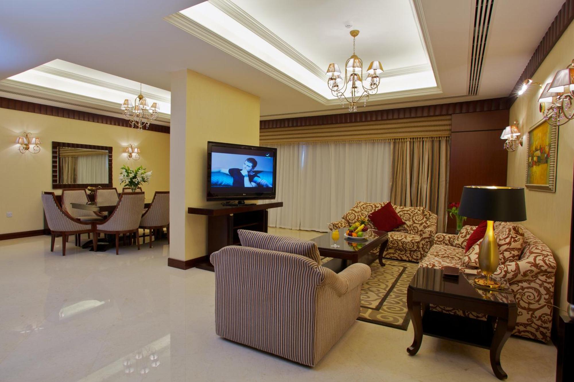 Concorde Hotel Ель-Фуджайра Екстер'єр фото A living room in a suite at the Jumeirah Emirates Towers Hotel