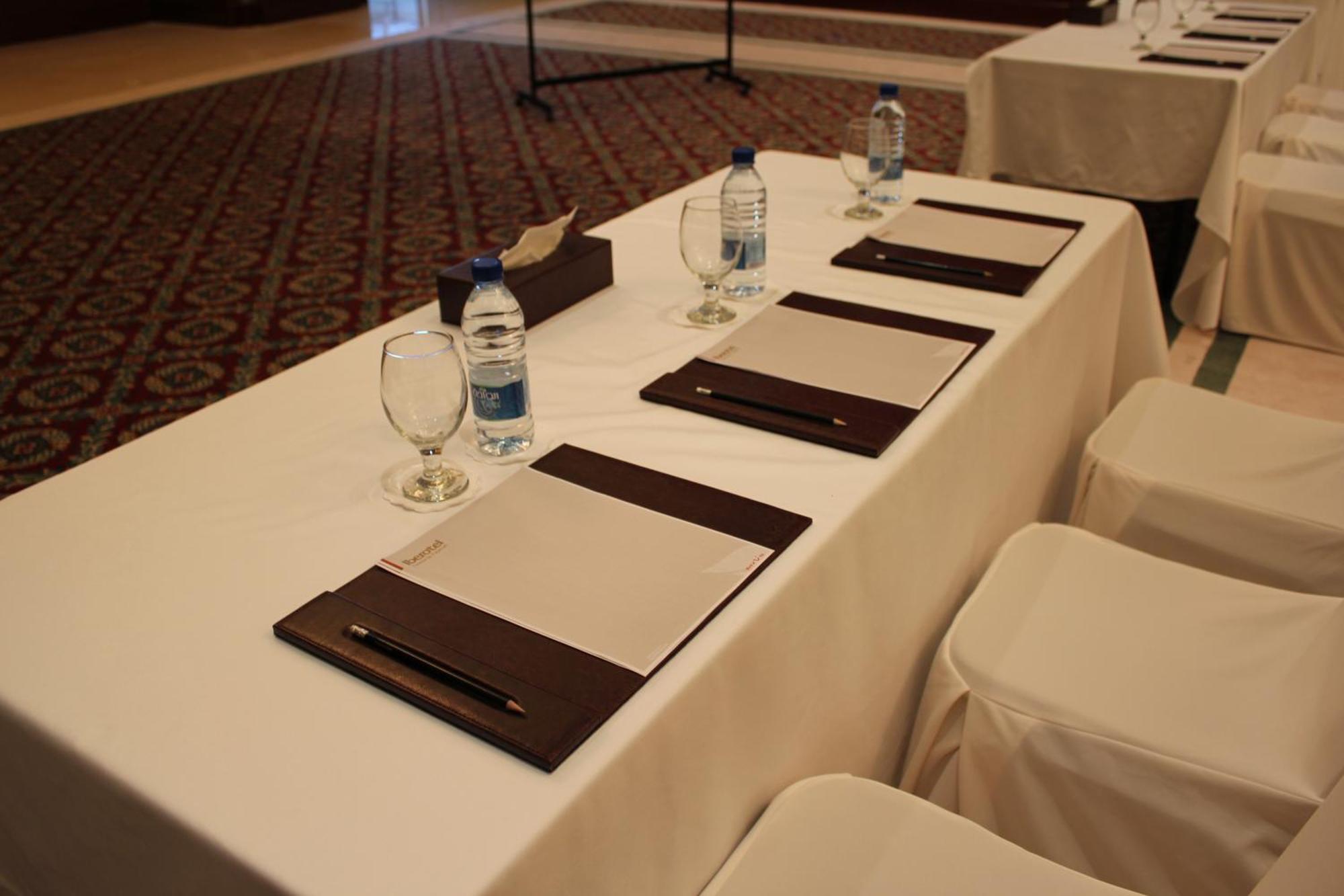 Concorde Hotel Ель-Фуджайра Екстер'єр фото A table set for a meeting