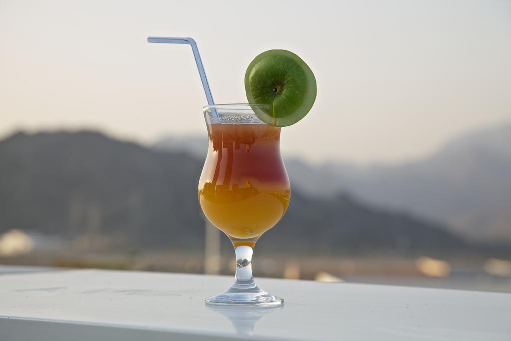 Concorde Hotel Ель-Фуджайра Екстер'єр фото A layered fruit juice