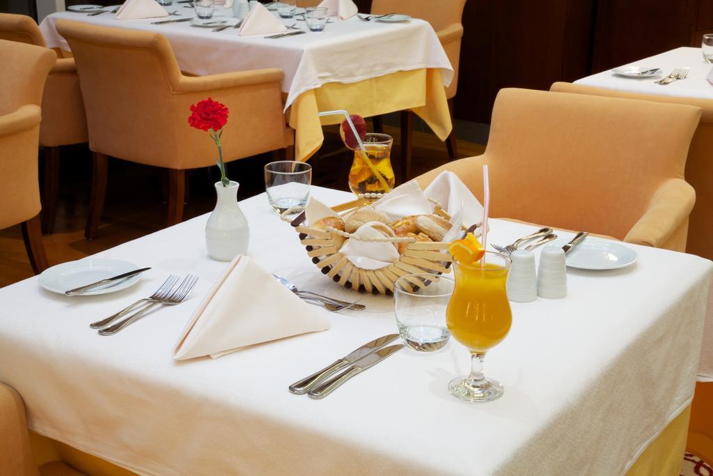 Concorde Hotel Ель-Фуджайра Екстер'єр фото A table set for fine dining