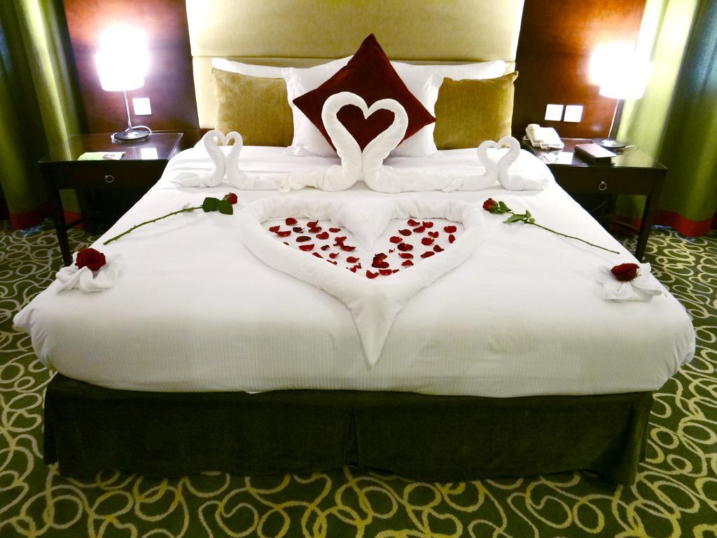 Concorde Hotel Ель-Фуджайра Екстер'єр фото A bed decorated for a wedding night