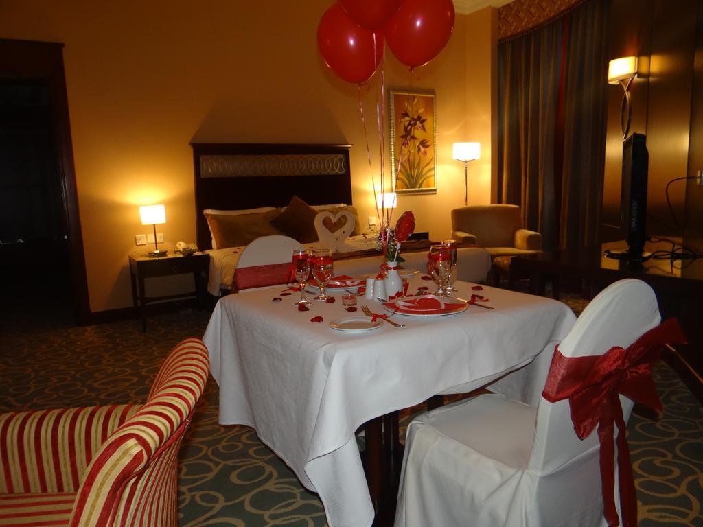Concorde Hotel Ель-Фуджайра Екстер'єр фото A room decorated for Valentine's Day