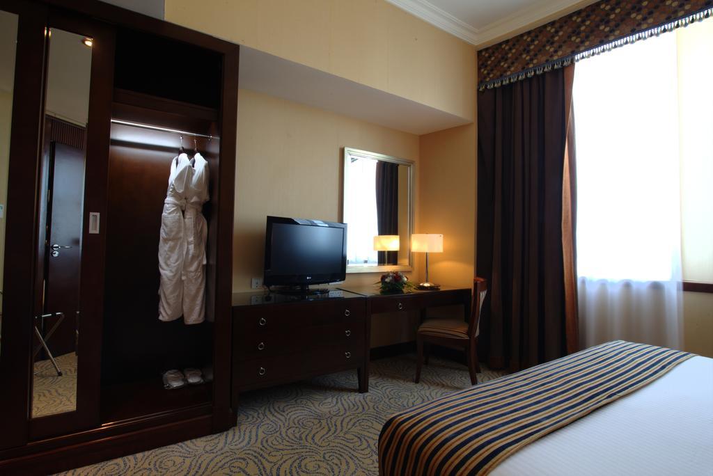 Concorde Hotel Ель-Фуджайра Екстер'єр фото A room at the hotel