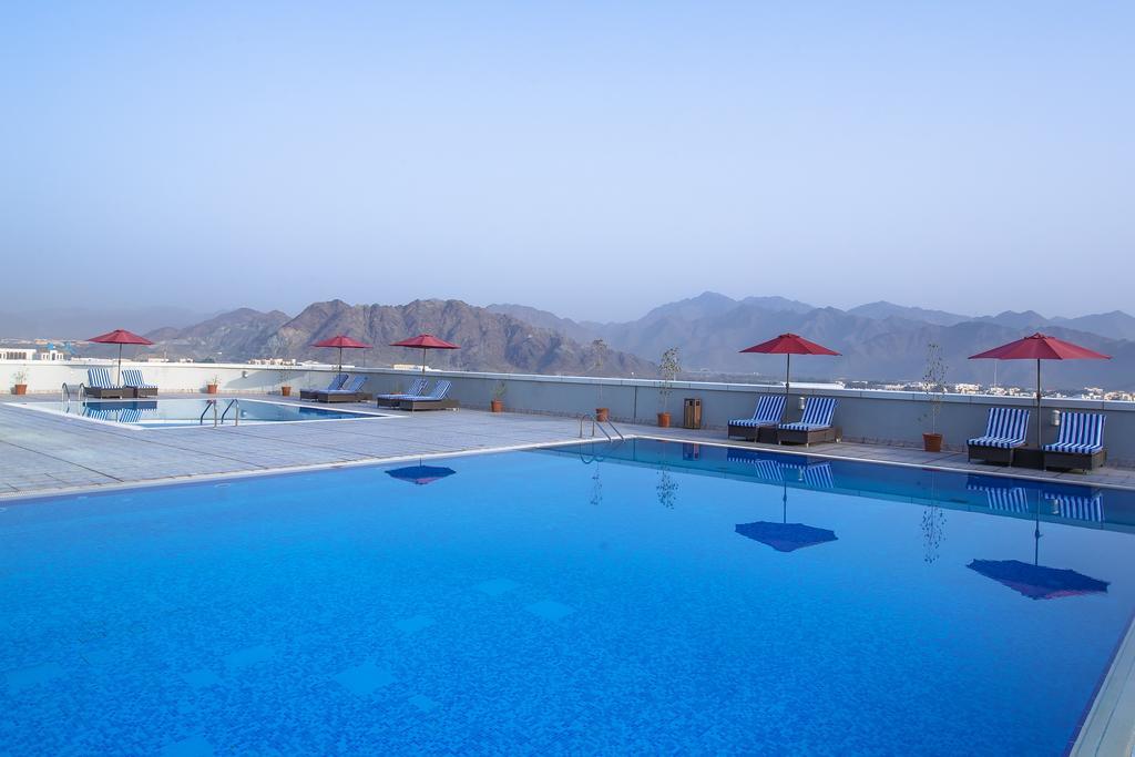 Concorde Hotel Ель-Фуджайра Екстер'єр фото Rooftop pool at the Grand Hotel