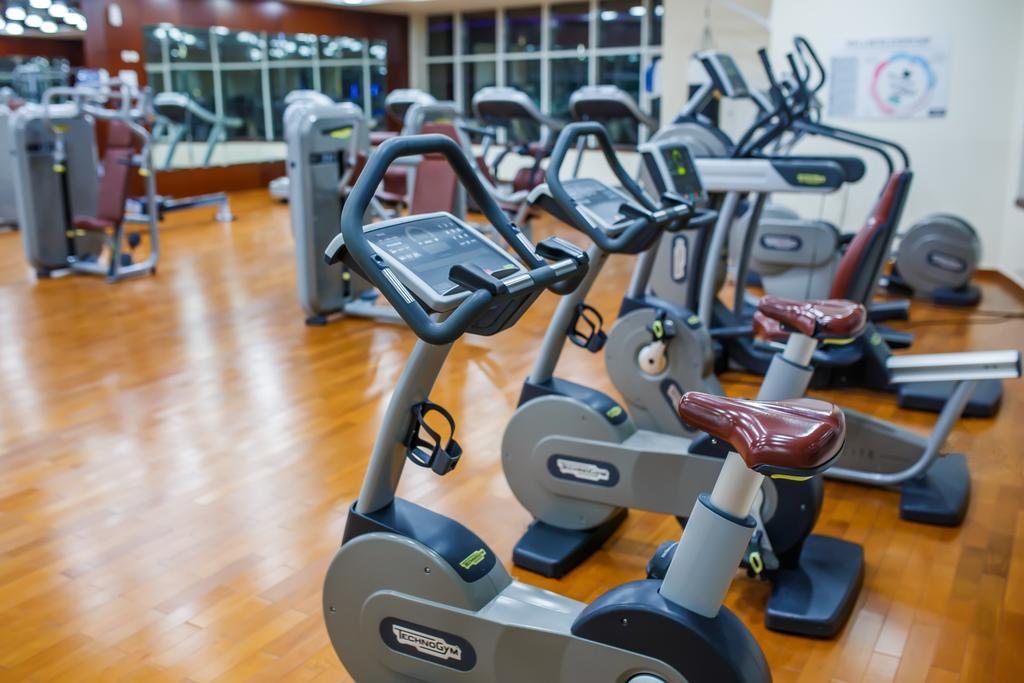 Concorde Hotel Ель-Фуджайра Екстер'єр фото A row of recumbent bikes