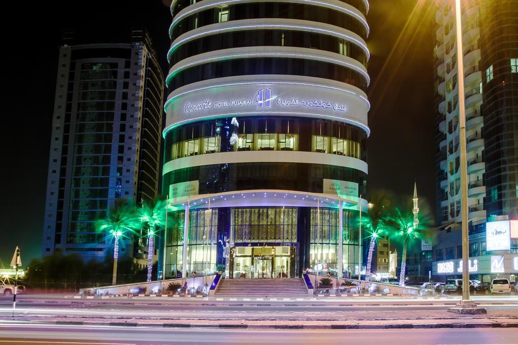 Concorde Hotel Ель-Фуджайра Екстер'єр фото The hotel at night