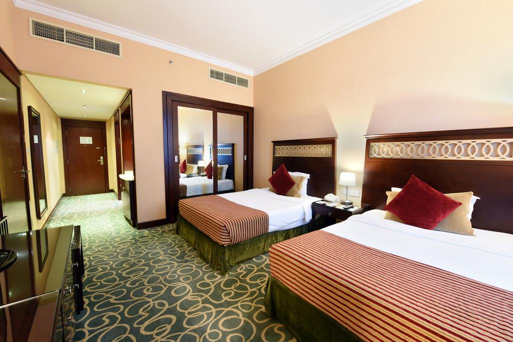 Concorde Hotel Ель-Фуджайра Екстер'єр фото A room at the hotel