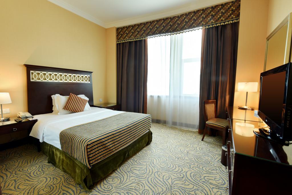 Concorde Hotel Ель-Фуджайра Екстер'єр фото A room at the hotel